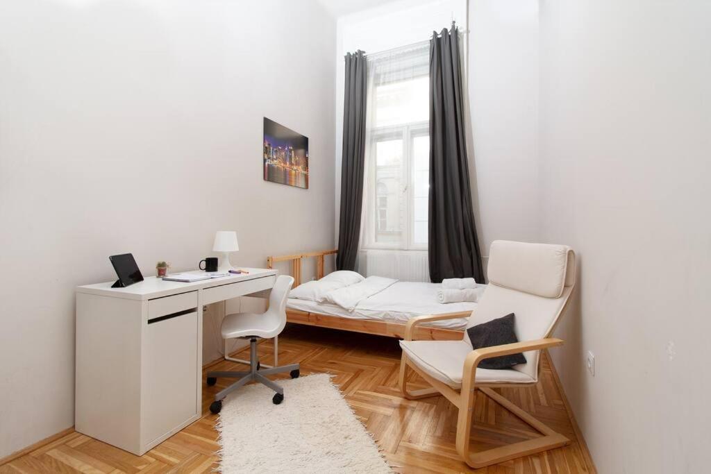 Apartment Cityscape Budget Isabella *